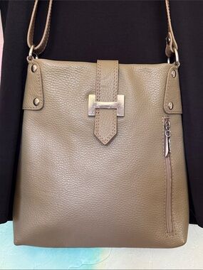 MADE IN ITALY Genuine Leather Classic Pebbled Crossbody Bag in Taupe